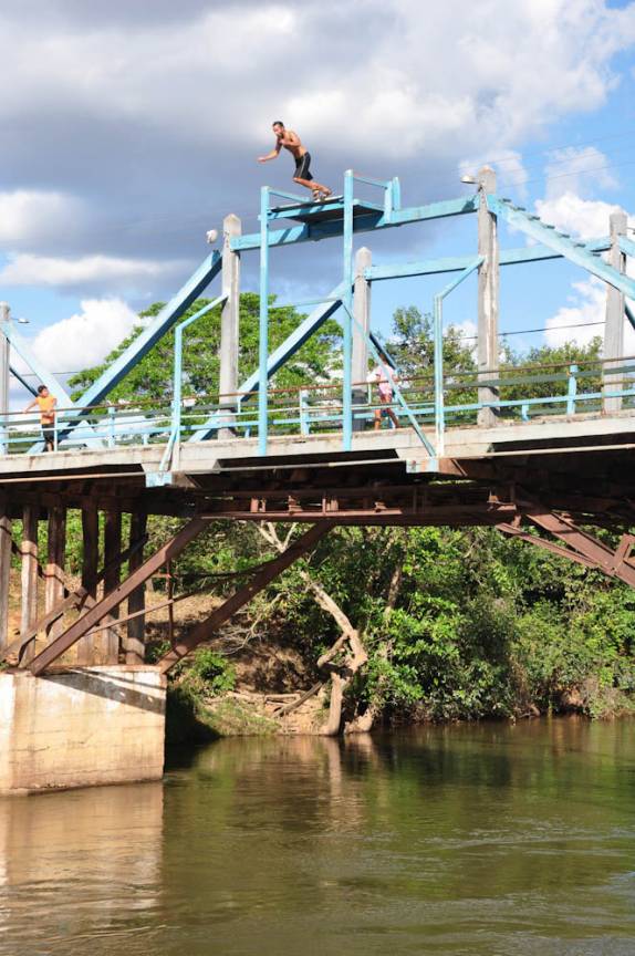 Saltando do alto da torre da ponte em Ponte Alta do Tocantins, entrada do Jalapão - TO